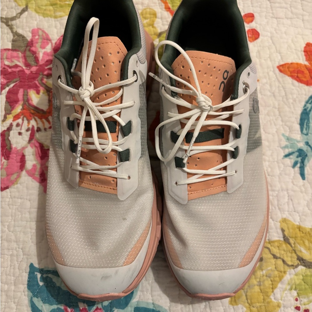 On Running Women's Athletic Shoes - White and Peach